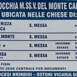 Diamo un'occhiata agli orari delle messe fissati su un cartello posto vicino all'entrata e scopriamo che nei dintorni ci sono quattro luoghi sacri con lo stesso nome in quattro diverse contrade